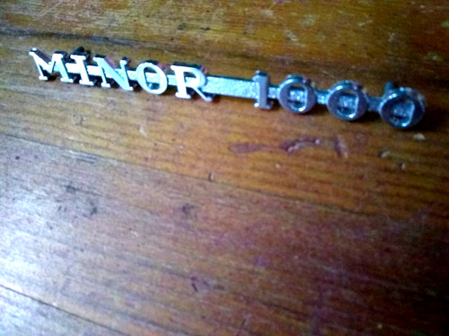Morris minor bonnet badge - morris,