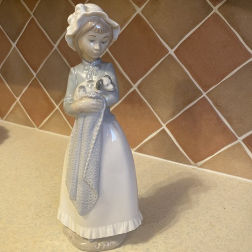 Lladro nao 241 girl holding - #241,