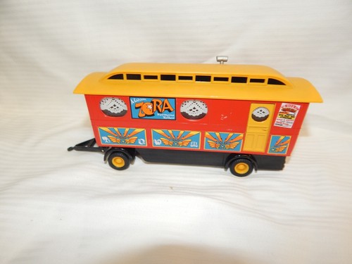 Corgi showmans caravan - showmans, living