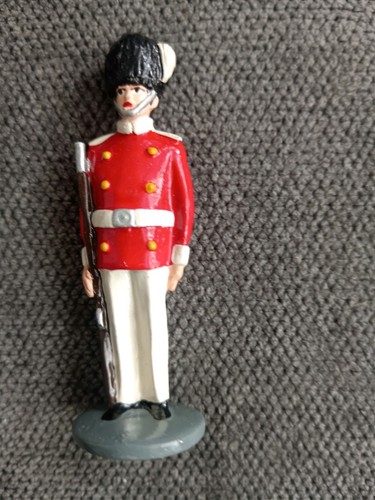 Small queens guard lead figure - small,