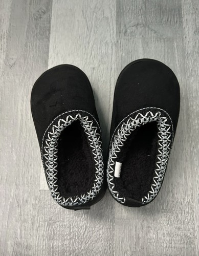 Black patterned slippers - patterned,
