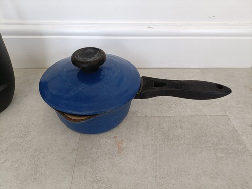 Creuset saucepan cast - creuset,