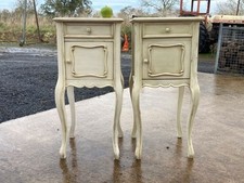 A FINE PAIR OF VINTAGE CREAM PAINTED FRENCH NIGHTSTAND BEDSIDE TABLES CABINETS