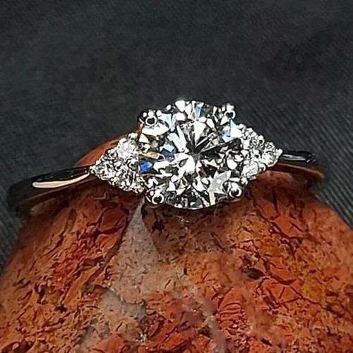 Moissanite round cut - round,