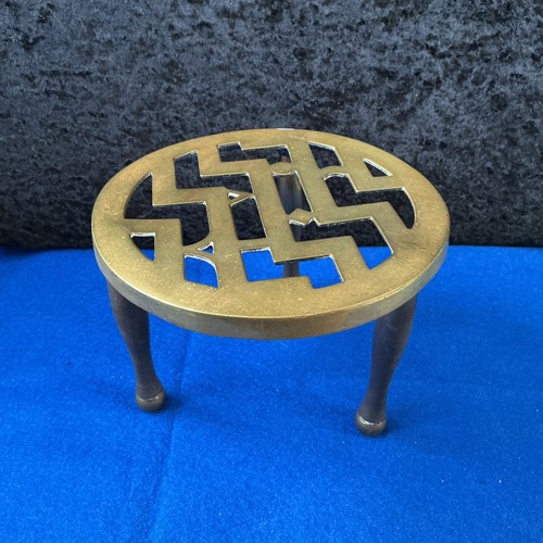Round brass trivet stand - round, 3.5