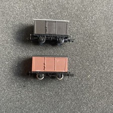 2 x Graham Farish N Gauge NR-10 Single Vent Box Vans Brown & Grey (GWR 1 Side)