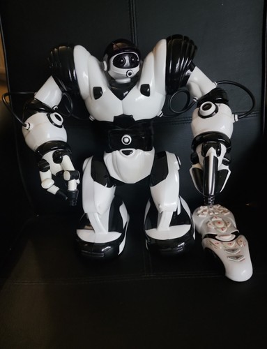 Wowwee robosapien with remote - wowwee,