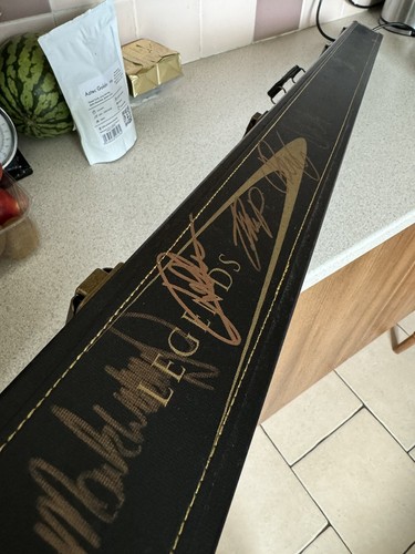 Multi signed snooker - multi, cue