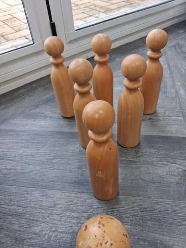 Set wooden skittles in - of,