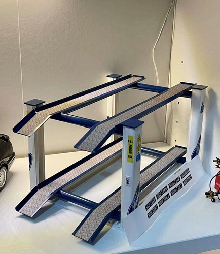 Scale post garage 2 - 1/18,