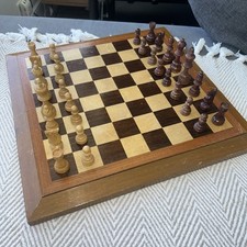 Wooden chess set features
