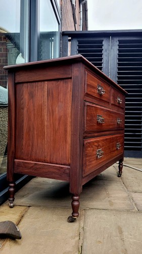 Victorian drawers castors - on,