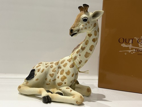 Sitting baby giraffe figurine - baby,