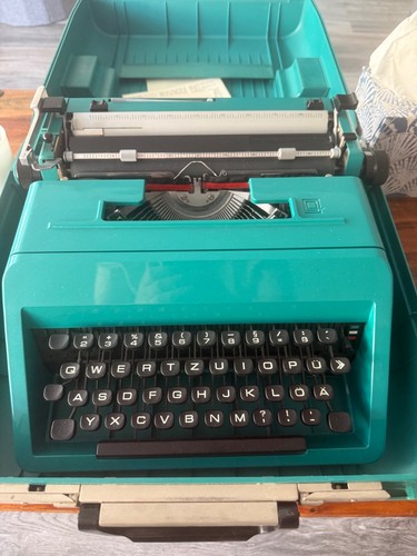 Manual typewriter fully - manual,