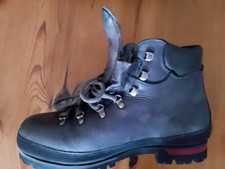 Zamberlan mountain walking boots Size 43 in grey leather. SERIOUS BOOTS.