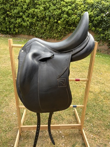 Childeric dressage saddle - dressage, 17''