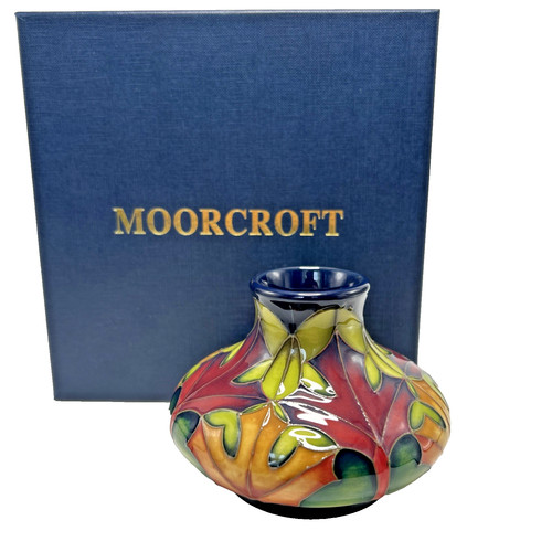 Moorcroft pottery vase - moorcroft, signed