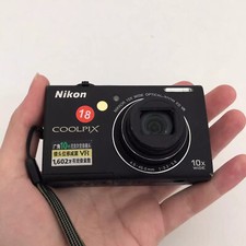 Black Nikon COOLPIX S6200 16.0MP Digital Camera 10 x Zoom