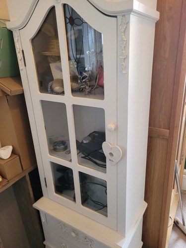 White freestanding display - white,