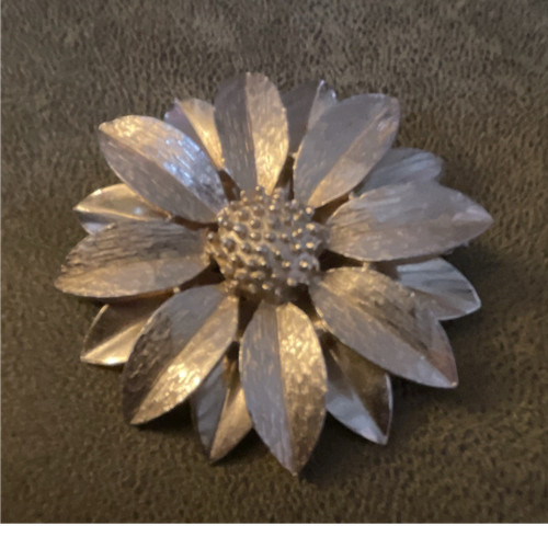 Gold tone metal flower - gold,