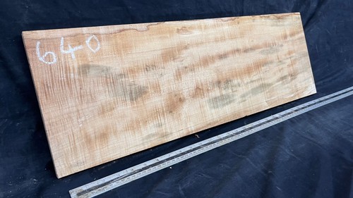 Rippled sycamore tone wood
