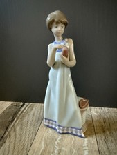 LLADRO 5607 VINTAGE GIRL WITH