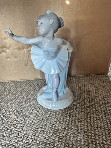 Nao lladro first bow - first,