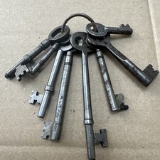 8 Keys Cast Iron Skeleton Keys