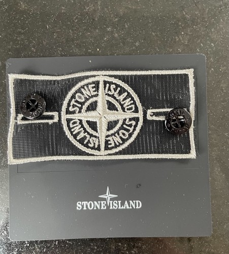 The stone island badge with - island,