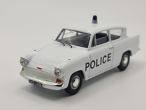 Vanguards ford anglia police - vanguards,