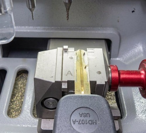 Key cutting service for one - cutting,