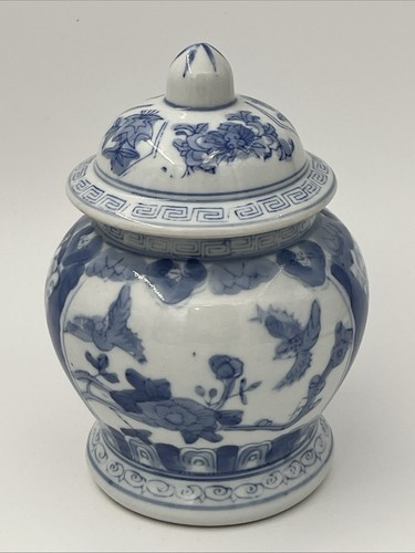Blue and white chinese pottery - white,