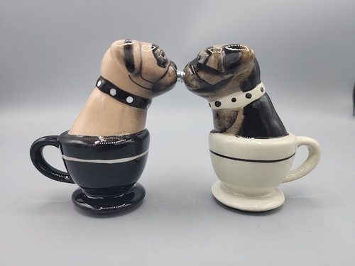 Pugs tea cups kissing - in,