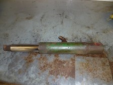 Hydraulic lift ram for front