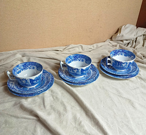 Tea cup and saucer trio - x,