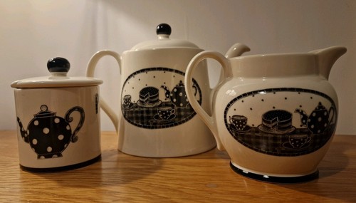 Moorland pottery put kettle - put,