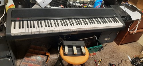 Korg digitial piano - b1, w/