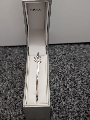 9ct white gold - bangle, pre
