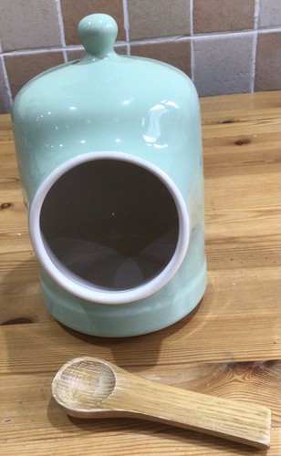 Mint coloured salt - coloured, pig