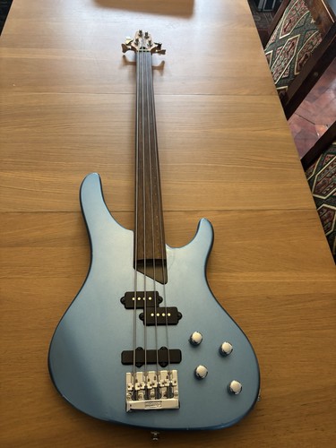 Washburn bantam fretless bass - washburn,
