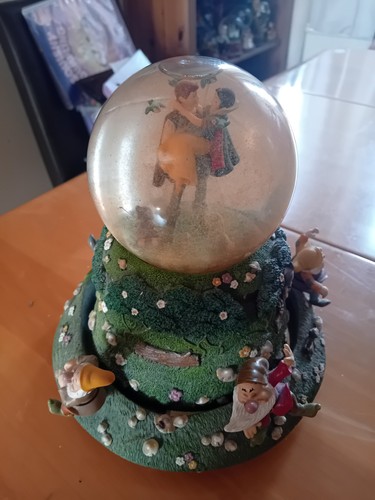 Snowglobe disney snowwhite - snowglobe,