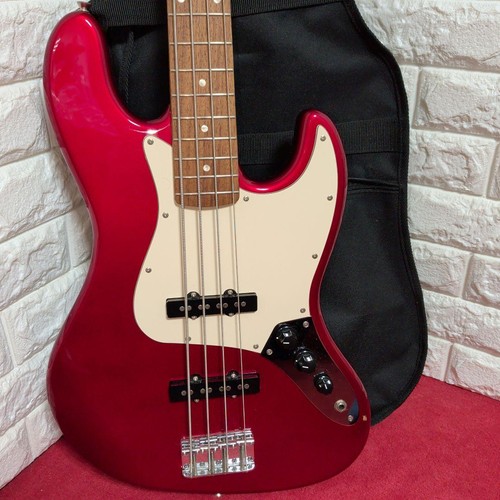 Squier fender bass - by, j