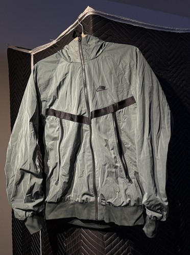 Green nike tech - green,