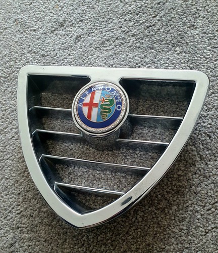Centre grille alfa romeo - centre,