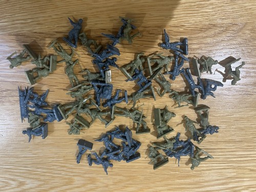 Small plastic soldiers - small,