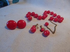 VTG 1930S TO 50S CHERRY RED BAKELITE NECKLACE WITH 2 PAIR EARRINGS BALLS SCREW