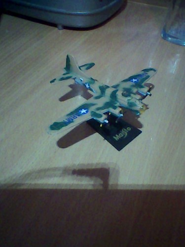 B17 flying fortress diecast - flying,