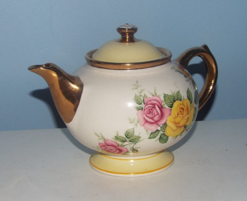 Chelsea gibsons footed teapot - chelsea,