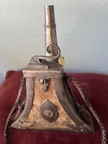 Musketeers powder flask - musketeers, early