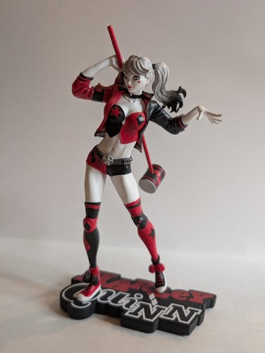 Harley quinn figurine red - harley,